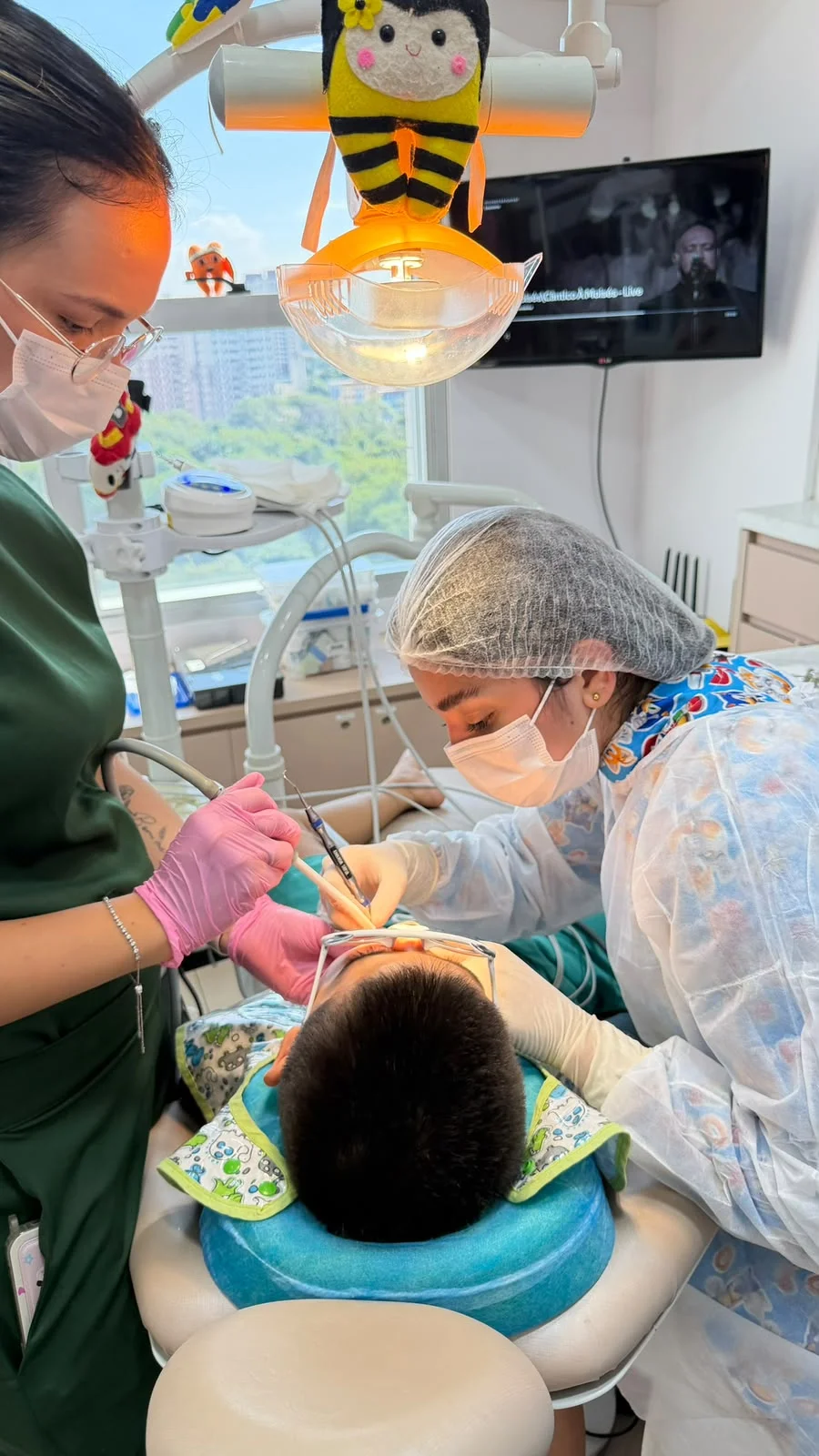 Equipe realizando atendimento odontológico infantil